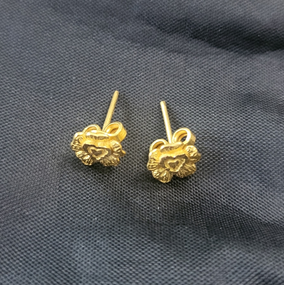 22 Carat gold clover shaped with heart stud earrings.